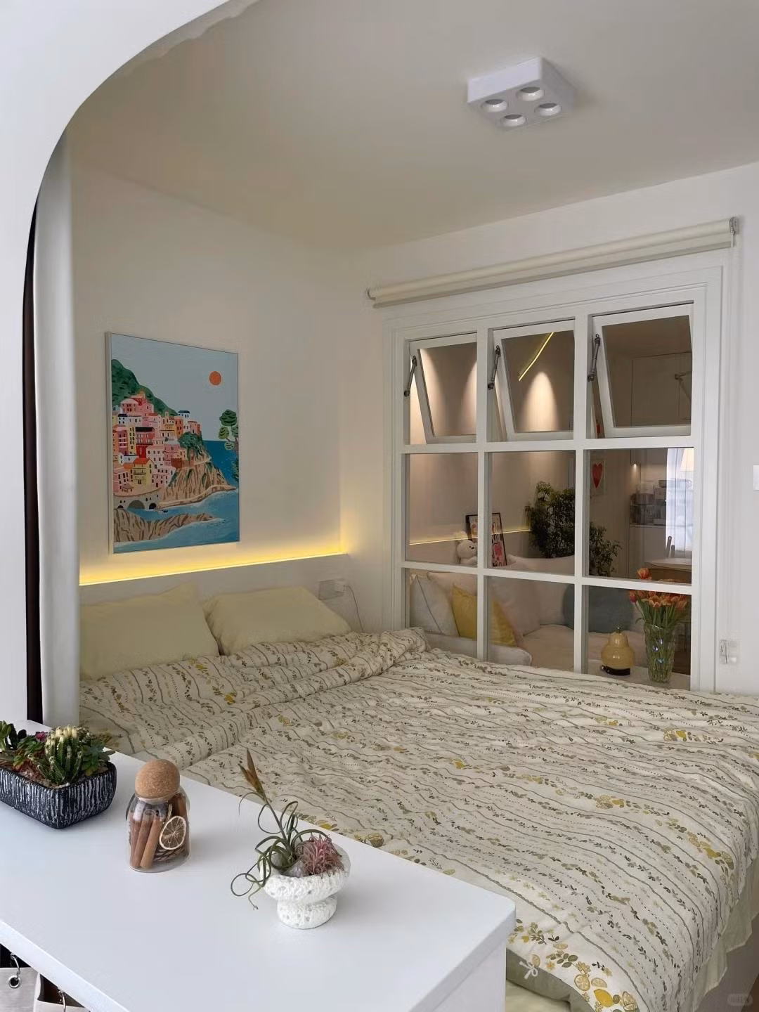 Phòng ngủ chính tích hợp ban công thành góc đọc sách, trưng bày và lưu trữ. Ảnh: Toutiao