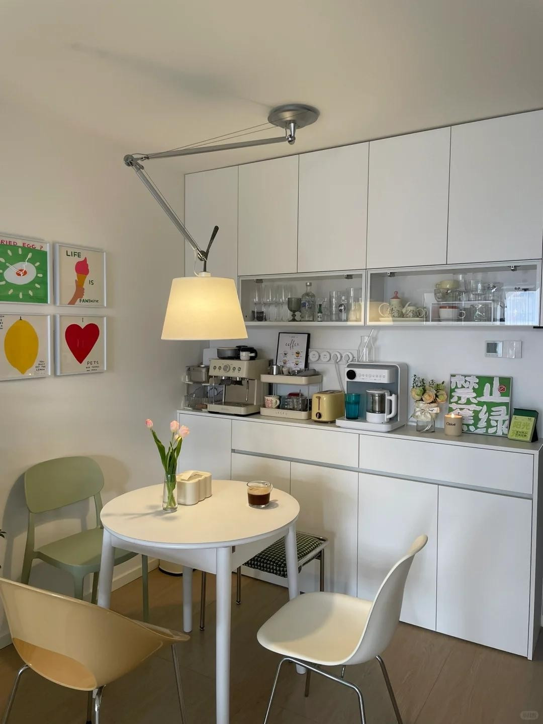 Bình nước nóng, máy pha cà phê đều có vị trí riêng, giấu gọn, không cần mua thêm kệ hoặc giá treo rời. Ảnh: Toutiao