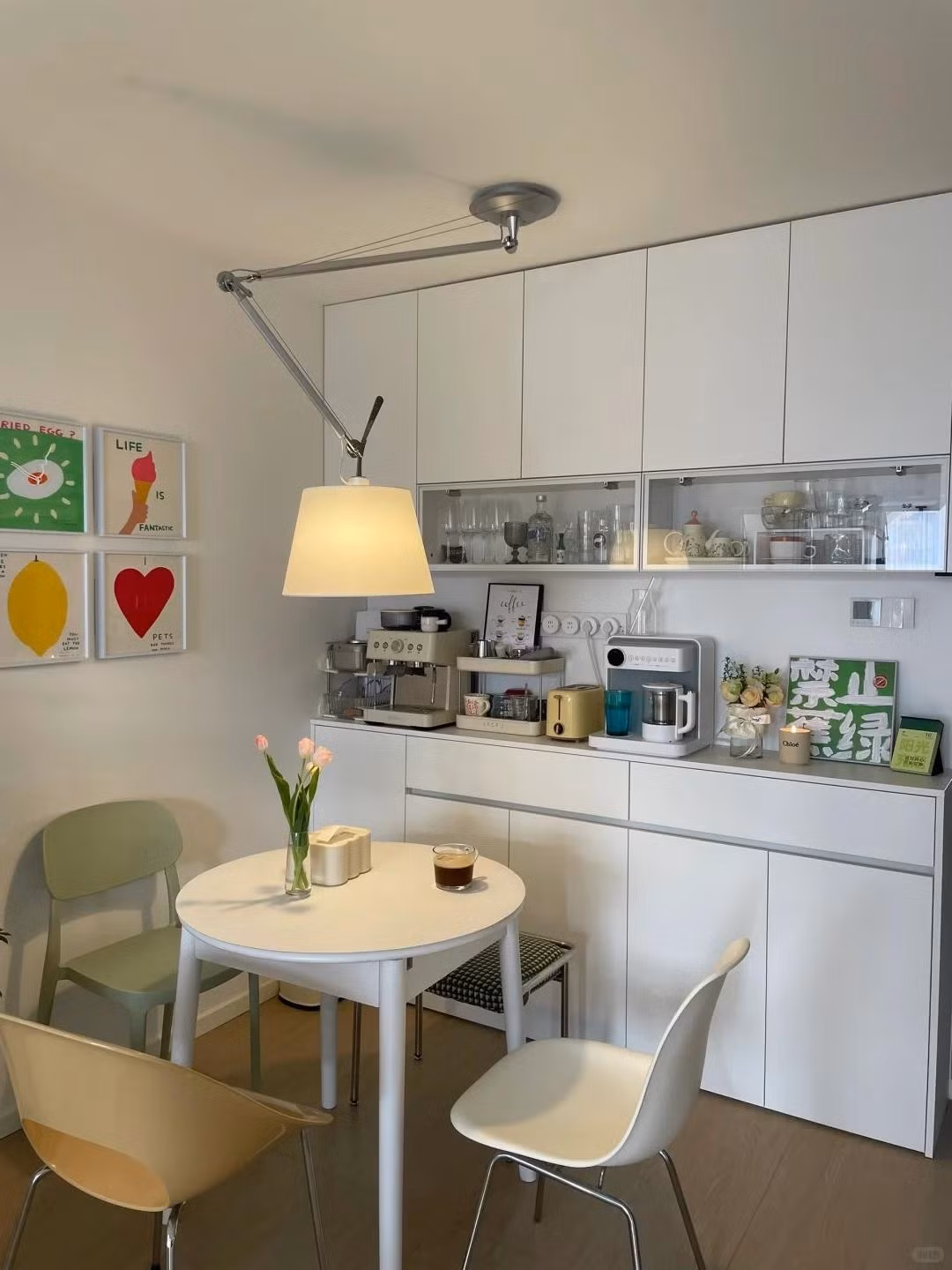 Bình nước nóng, máy pha cà phê đều có vị trí riêng, giấu gọn, không cần mua thêm kệ hoặc giá treo rời. Ảnh: Toutiao