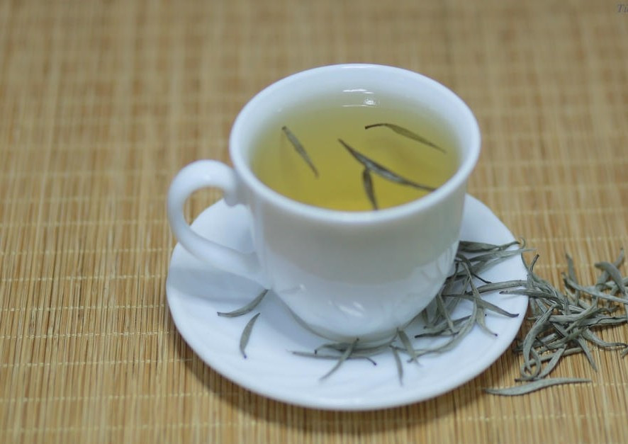 Hiện nay, sản lượng chè Bạch Long rất hạn chế, chỉ đủ phục vụ một số ít khách hàng đặc biệt như giới sưu tầm hoặc các doanh nhân coi trọng văn hóa thưởng trà. Ảnh: Báo pháp luật