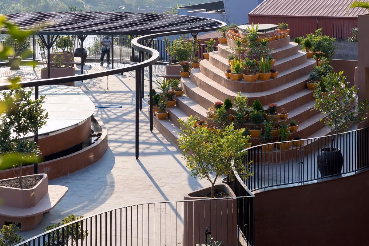 Tầng thượng là không gian thưởng trà, thưởng lãm nghệ thuật điêu khắc ánh sáng và quán cà phê. Ảnh: Trieu Chien