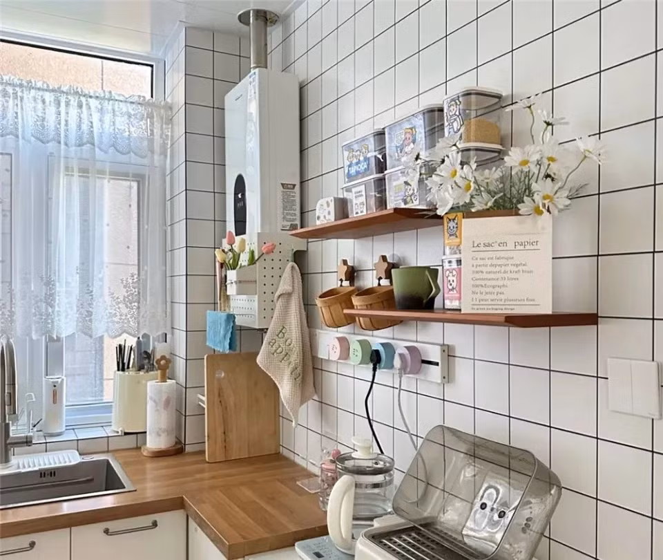 Kệ treo tường, giỏ treo nhỏ biến mọi góc “chết” thành chỗ đựng đồ hữu ích. Ảnh: QQ