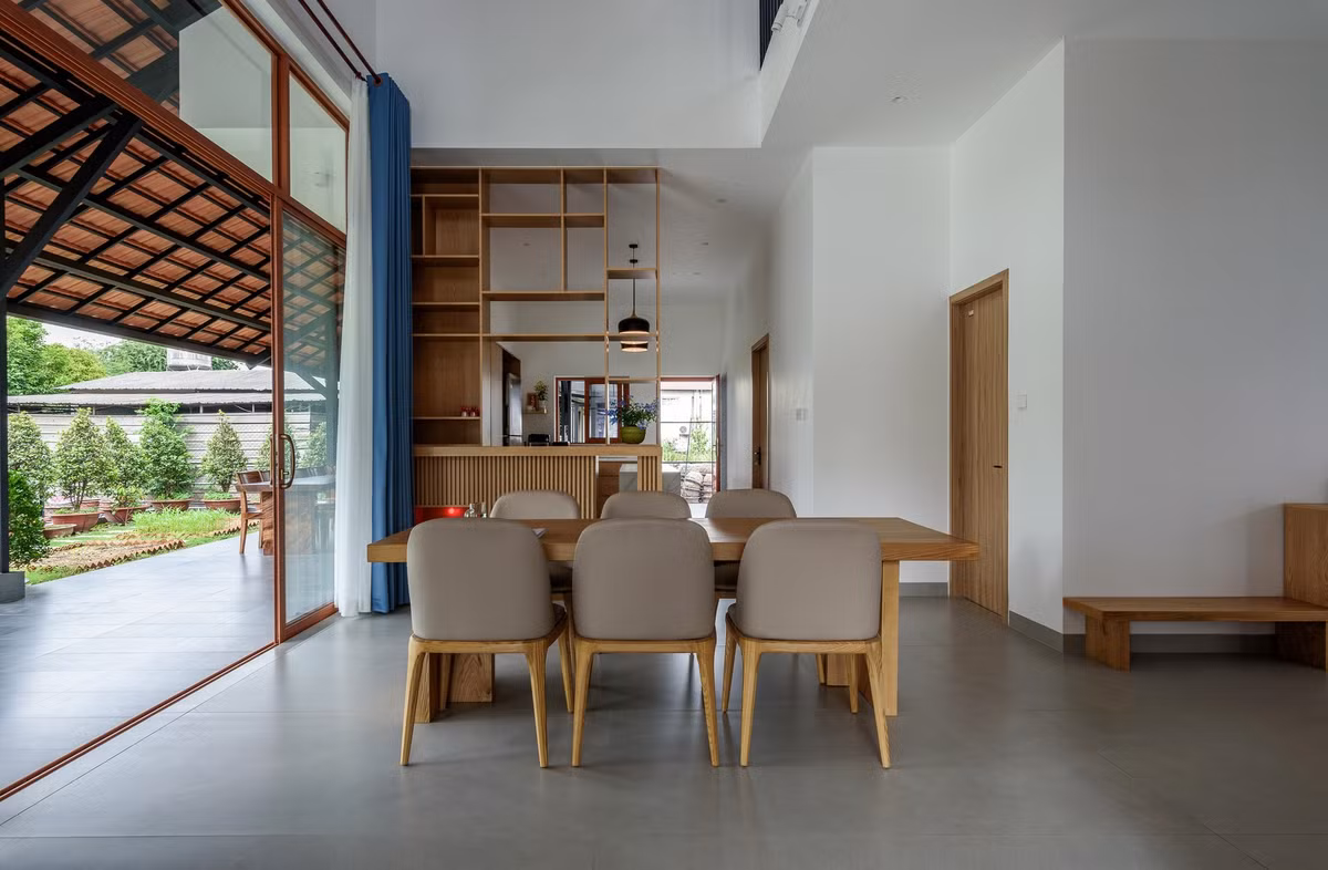 Bàn ăn nhìn ra khu vườn phía trước. Ảnh: Lonton Studio