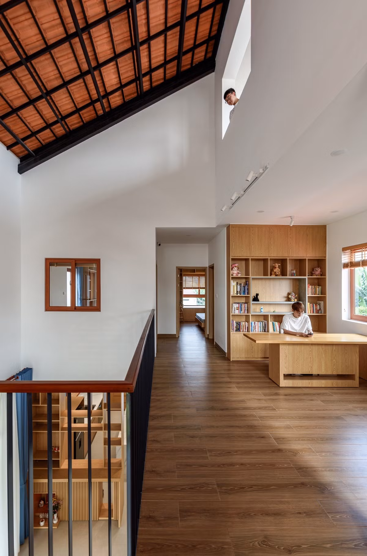 Khu vực đọc sách được bố trí cạnh cửa sổ lớn. Ảnh: Lonton Studio