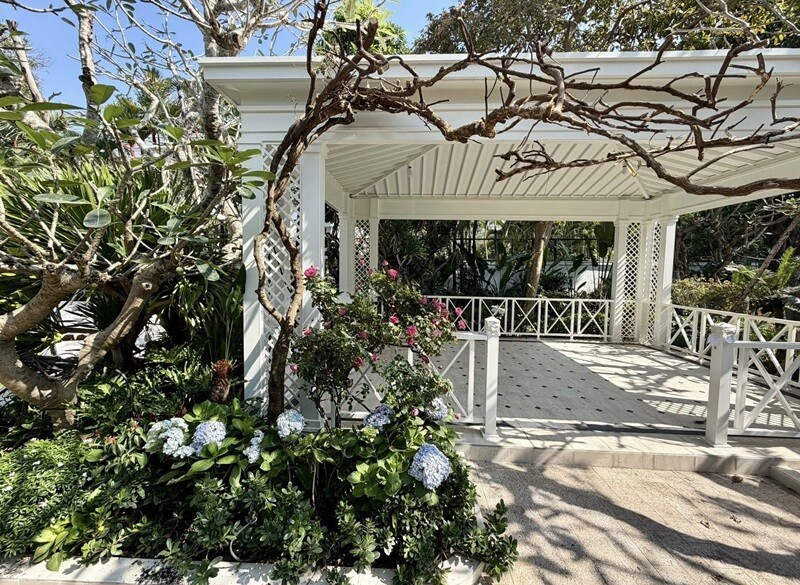 Không gian xanh mướt, ngập tràn hoa cỏ là nơi lý tưởng để 10 đứa con của NTK Đỗ Mạnh Cường có thể tự do chạy nhảy và vui đùa. Ảnh: FBNV