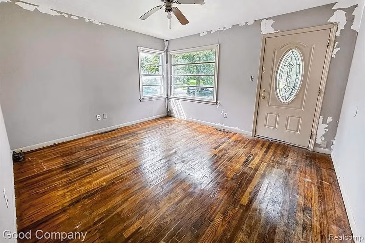 Sàn gỗ trong nhà bị trầy xước, người mua cần phải tu sửa và cải tạo để đưa ngôi nhà vào trạng thái sử dụng. Ảnh: Good Company