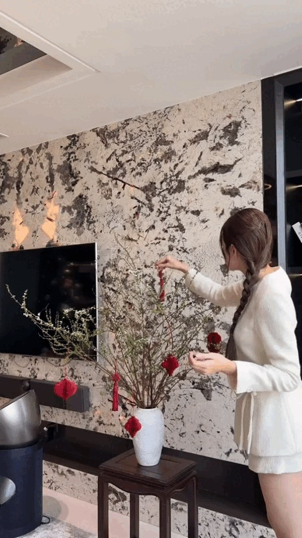 Bình tuyết mai rừng được nàng hậu đặt ở phòng khách. Ảnh chụp màn hình