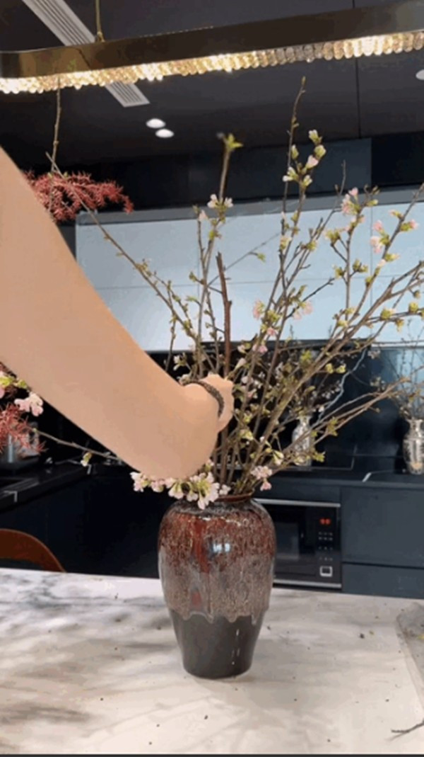 Năm nay, Hoa hậu Đỗ Hà làm mới không gian đón Tết bằng những bình hoa xinh xắn, đặt khắp các góc nhà, từ bàn bếp đến phòng khách. Ảnh chụp màn hình