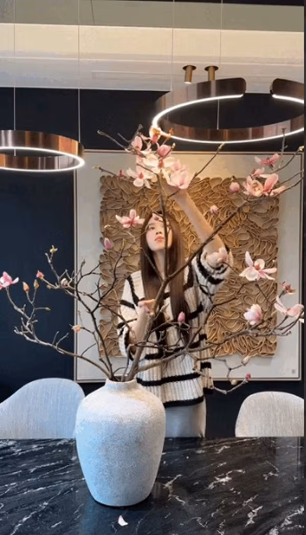 Hai loại hoa Đỗ Hà ưu ái lựa chọn là tuyết mai rừng và hoa mộc lan. Ảnh chụp màn hình