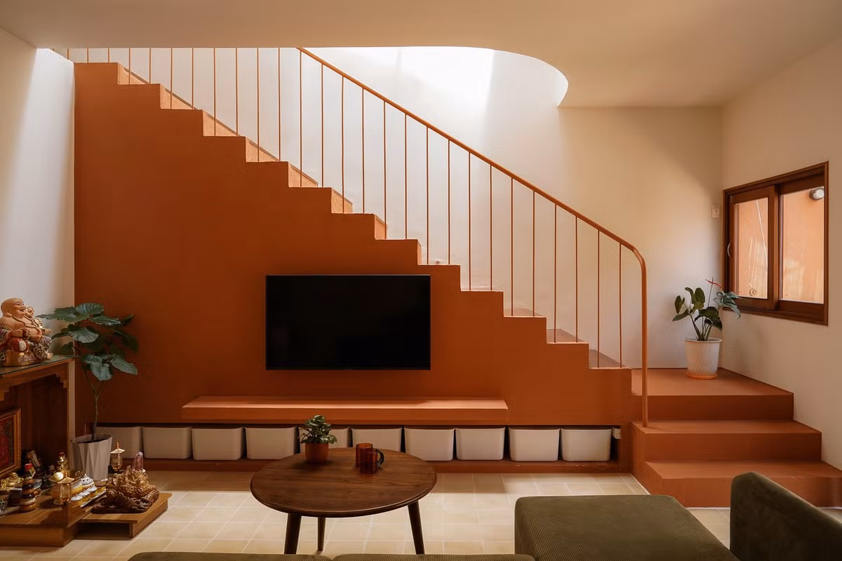 Bên trong, tầng một thông từ phòng khách đến phòng ăn và nhà bếp, mở thẳng ra khu vườn. Ảnh: Live out studio