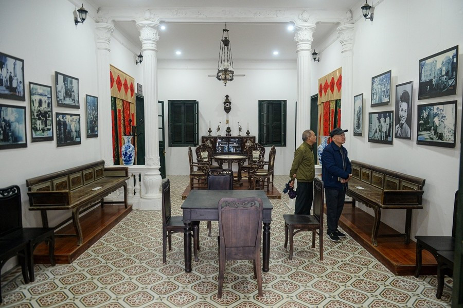 Không gian bên trong được sắp xếp lại. Tầng 1 trưng bày các hiện vật, bàn ghế cũ, khung cửi, cối xay lúa... Ảnh: Dân Việt