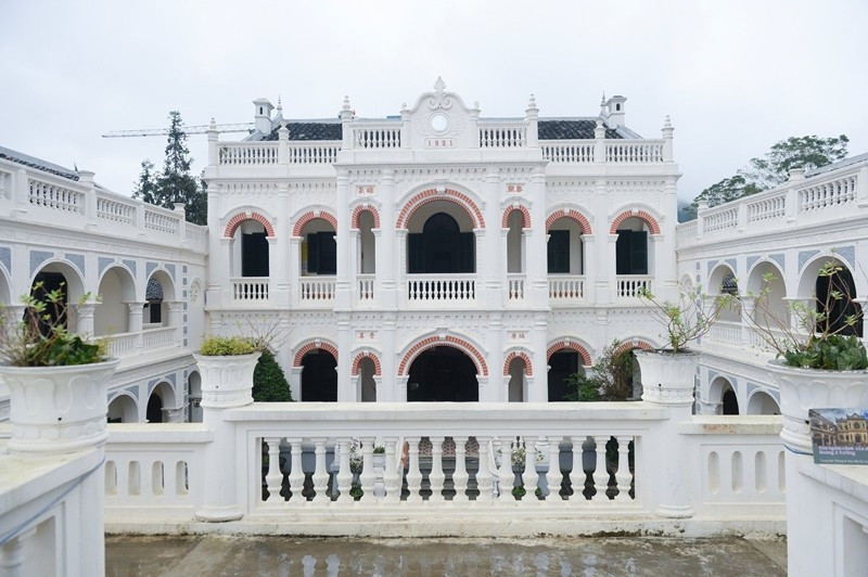 Sau trùng tu, màu vàng đậm rêu phong quen thuộc được thay bằng màu trắng sữa kết hợp với các chi tiết chân tường, họa tiết trang trí màu xanh ghi và đỏ gạch. Ảnh: Dân Việt