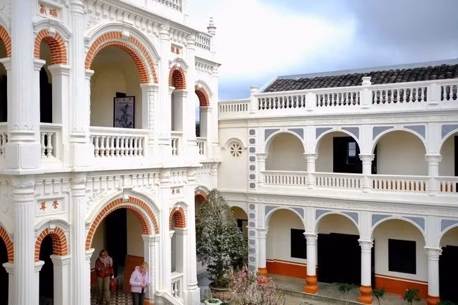 Dinh thự Hoàng A Tưởng gồm 36 phòng, thiết kế theo lối kiến trúc Á - Âu, với hình chữ nhật liên hoàn khép kín. Ảnh: Tiền phong