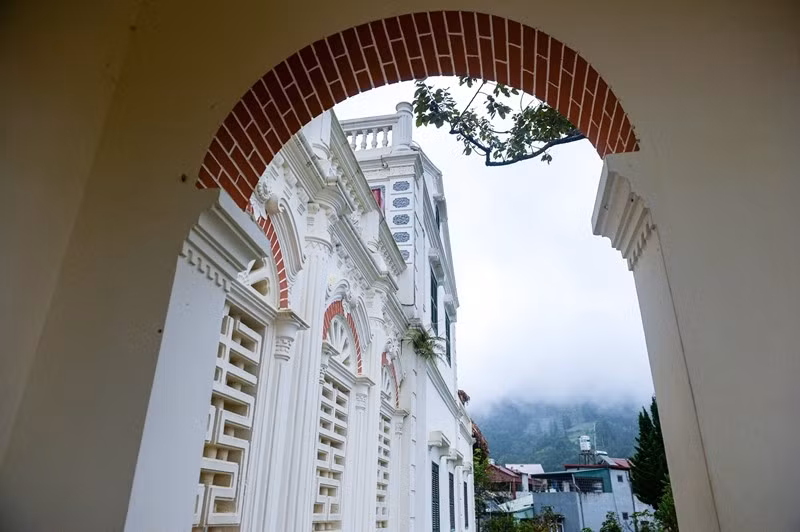 Xung quanh tường có nhiều lỗ châu mai, đường đi trên thành cho lính gác đi tuần. Phía sau có hệ thống đường hầm thoát hiểm. Ảnh: Dân Việt