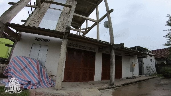 Nâng đỡ toàn bộ căn nhà là những chiếc cột bê tông khá nhỏ với những thanh thép phi 12 ở bên trong. Ảnh: Challenge me hãy thách thức tôi