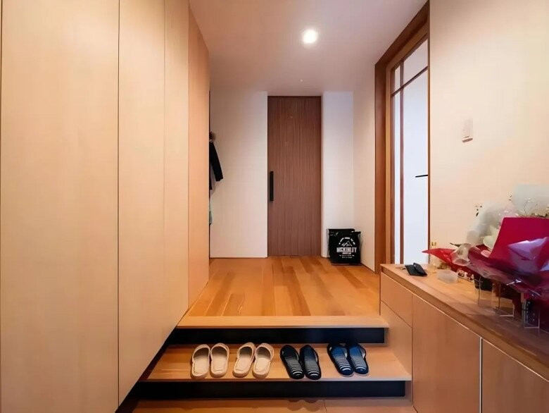 Không gian nhỏ này là nơi để giày dép, có thể tận dụng làm chỗ đặt bưu phẩm hay tạm để đồ. Ảnh: Homedit