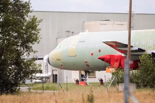Airbus A320 là dòng máy bay chở khách thân hẹp - xương sống của ngành hàng không hiện đại - được Airbus phát triển và sản xuất từ năm 1988. Ảnh: Bloomberg