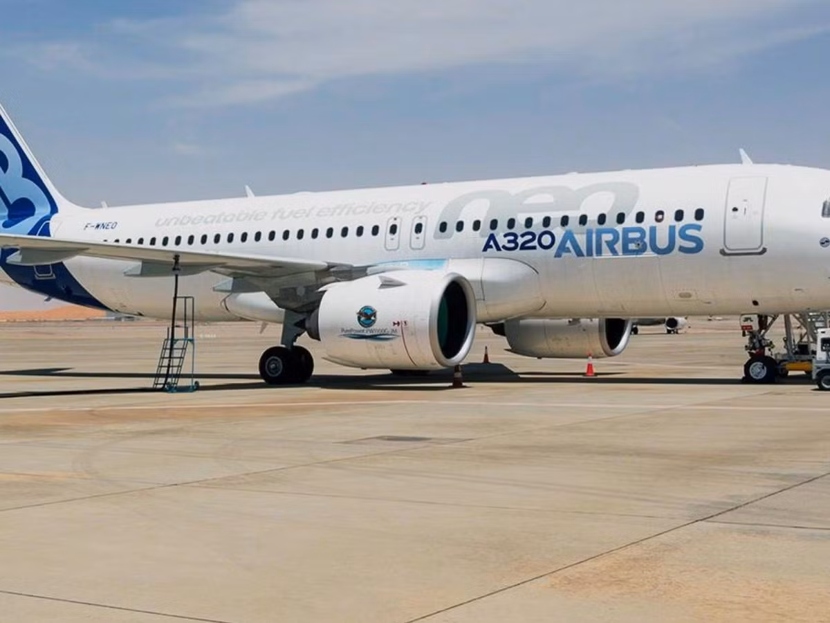 Theo nhà sản xuất, máy bay Airbus A320 có khoảng 180 - 250 ghế ngồi. Chiều dài 37,5 mét, sải cánh 34,1 mét và chiều cao 11,76 mét. Ảnh: News18