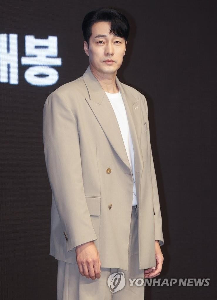 Bên cạnh đó, So Ji Sub còn là gương mặt được các thương hiệu lớn săn đón với mức thù lao quảng cáo khoảng 650 triệu won/năm. Ảnh: Yonhapnews