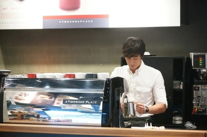 Nam diễn viên cũng là chủ của một cửa hàng cà phê nằm ở khu Apgujeong-dong thuộc quận Gangnam. Ảnh: Allkpop