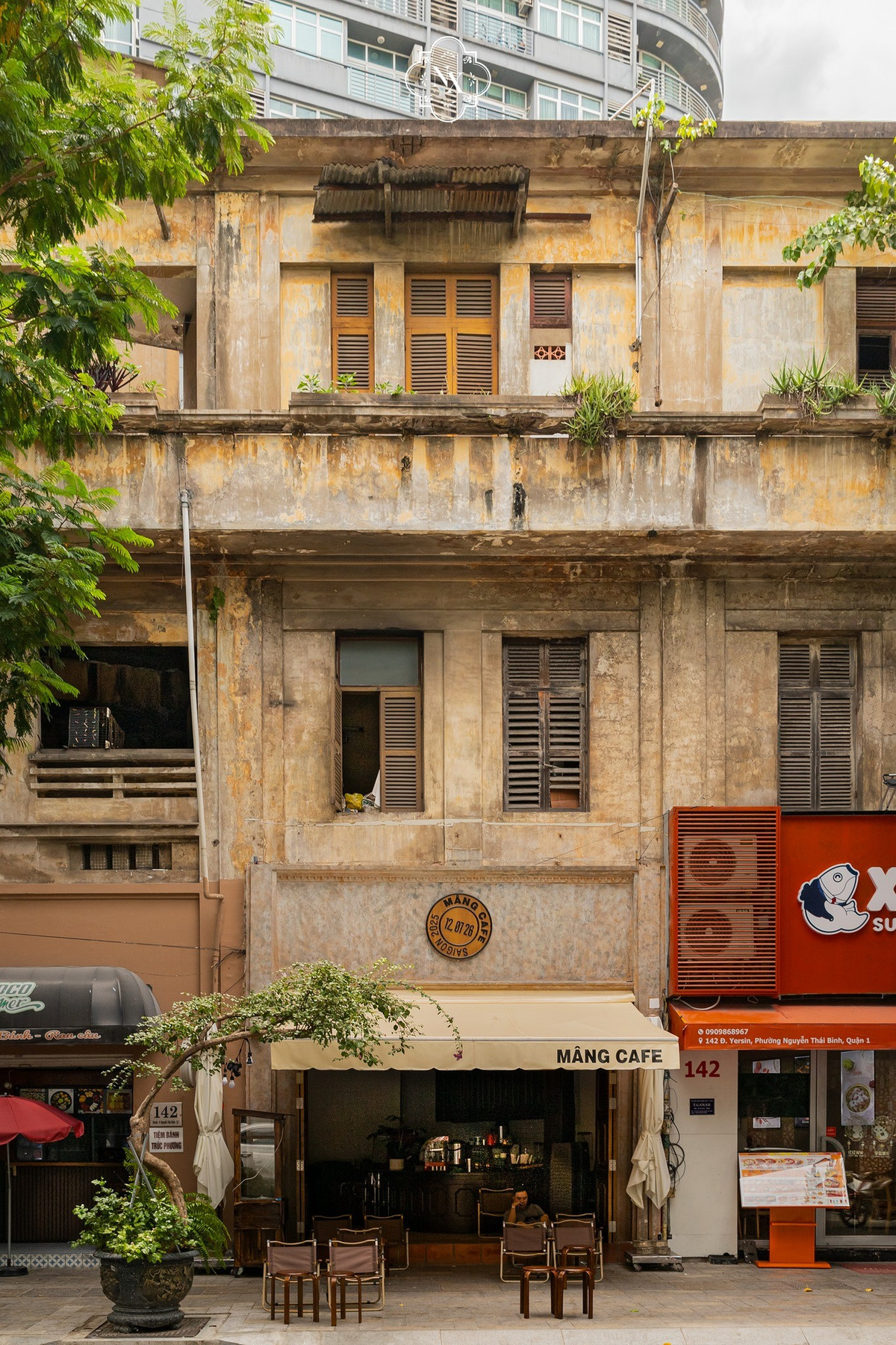 Tầng trệt được chia nhỏ cho các hộ kinh doanh. Ảnh: FB Nguyễn Xuân