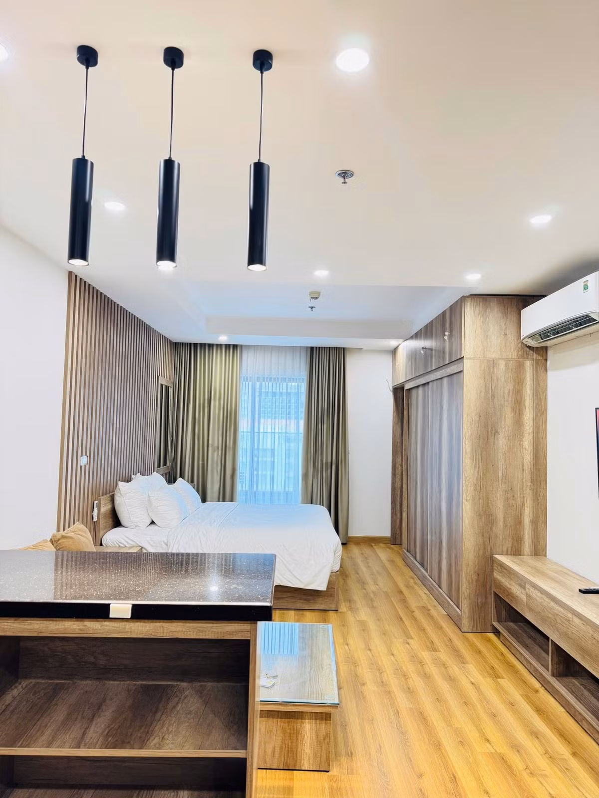 Giường ngủ trắng tinh khôi mang phong cách tối giản. Ảnh: FB Trang Hoàng