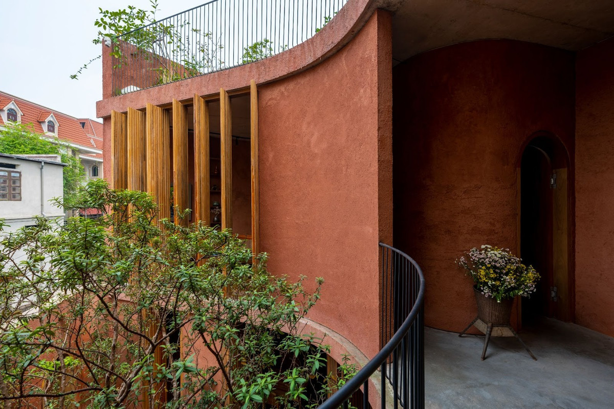 Điểm nhấn của công trình là sử dụng những vật liệu bản địa, gần gũi nhưng có khả năng thích ứng khí hậu cao. Ảnh: Cao Xuân Hoa