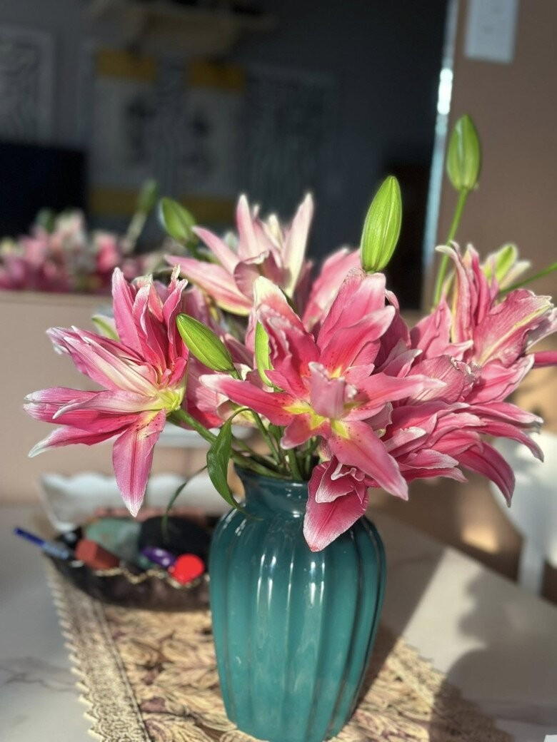 Bình hoa đơn giản vẫn đủ giúp không gian nhà thêm phần sang trọng. Ảnh: FBNV