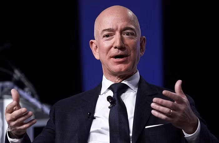 Nhà sáng lập Amazon - Jeff Bezos từng cho biết: "Tôi thích đọc báo, uống cà phê. Tôi thích ăn sáng với các con trước khi chúng đi học". Ảnh: CNBC