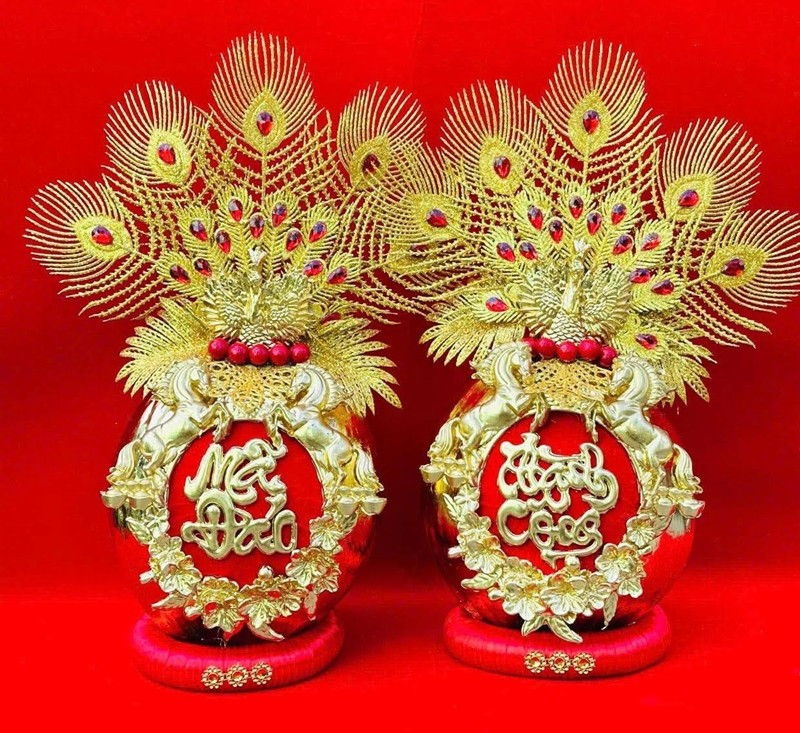 Từ quả dừa thô ban đầu, người thợ phải trải qua nhiều công đoạn khác nhau trong khoảng 1,5 - 2 giờ mới tạo ra sản phẩm hoàn chỉnh. Ảnh: FB Chi Potatoes