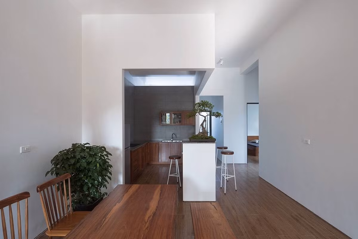 Phòng bếp rộng thoáng nhờ cách bài trí nội thất đơn giản, gọn gàng. Ảnh: Triệu Chiến