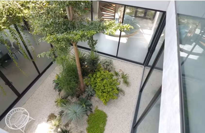 Khu vườn được bố trí ở chính giữa công trình, mang đến không gian thư giãn lý tưởng. Ảnh chụp màn hình NhaF