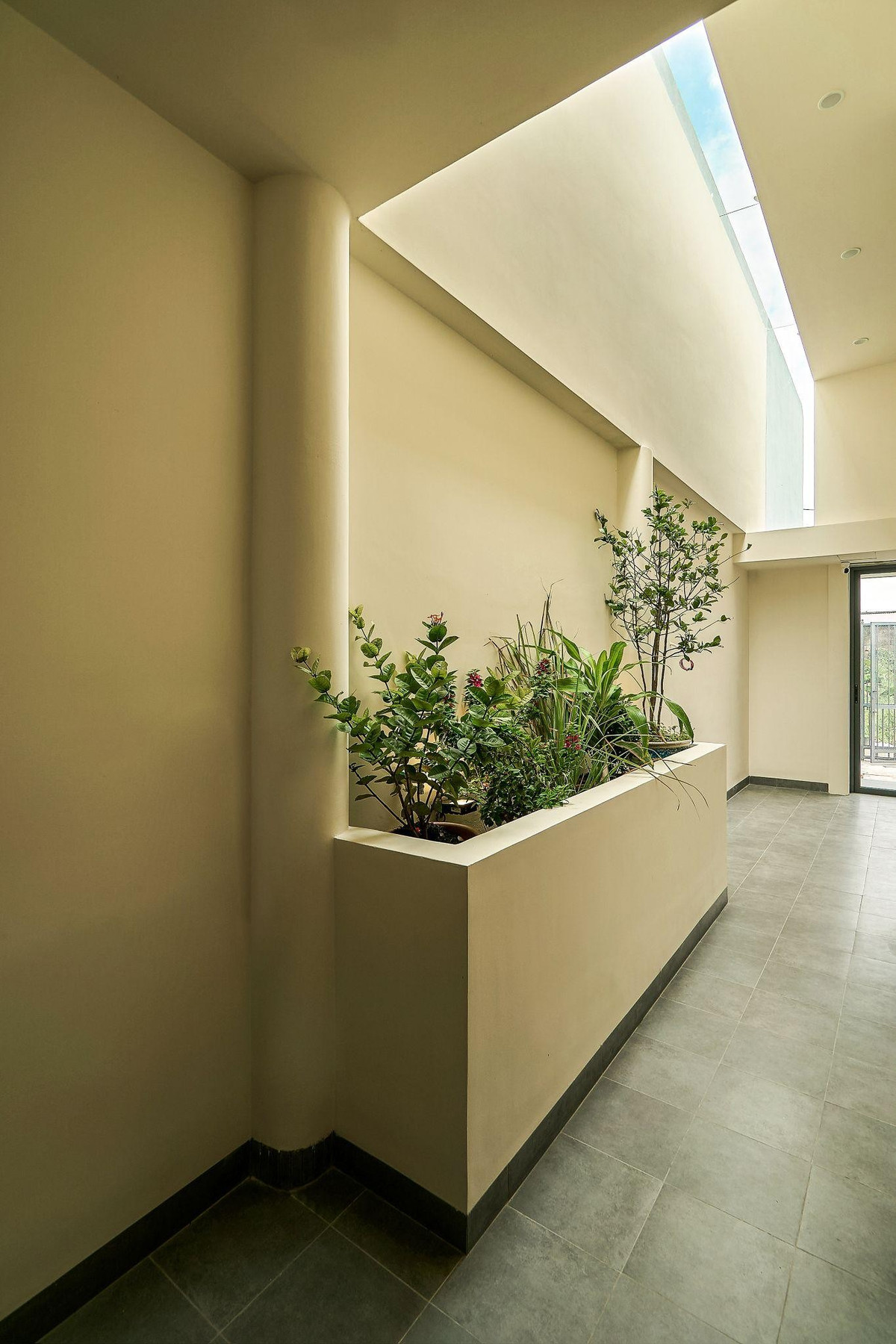 Nhà gồm 2 phòng ngủ, 1 vệ sinh, khu sinh hoạt, bếp ăn, sân vườn và 3 ô giếng trời nhằm tối ưu thông gió, lấy sáng. Ảnh: Nam Võ