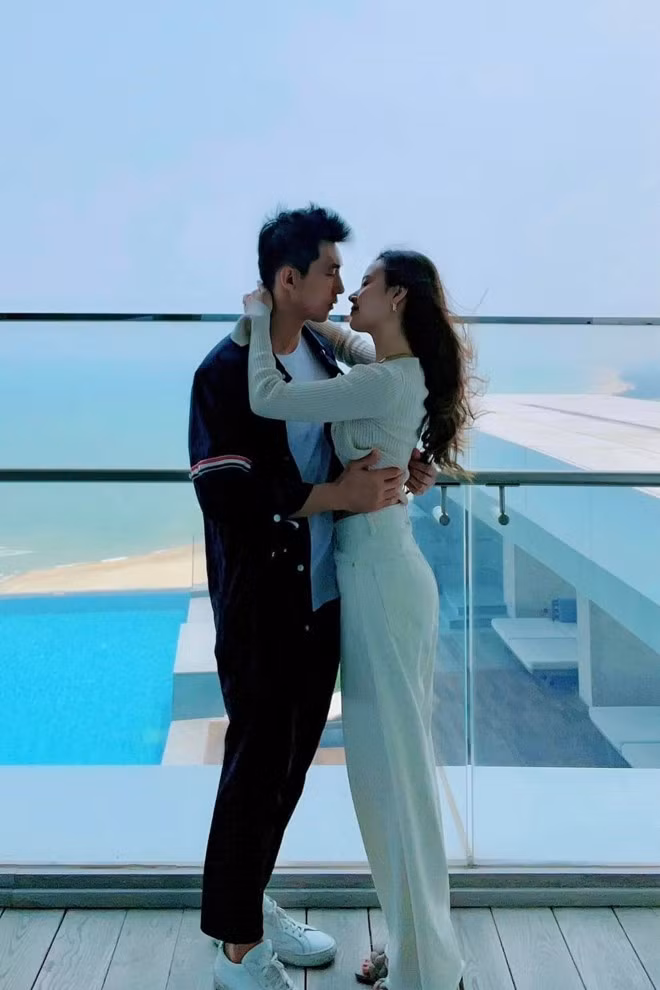 Midu và Minh Đạt đều thành công trong cuộc sống. Do đó, cả hai được nhận xét vô cùng "xứng đôi vừa lứa". Ảnh: FBNV