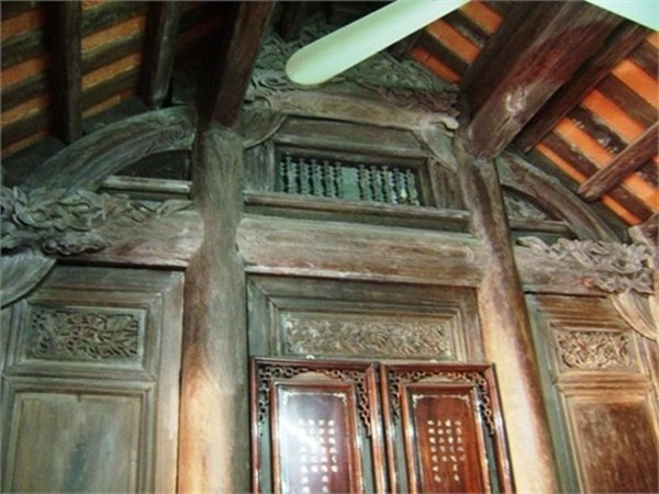 Ban đầu, ông nghĩ ngôi nhà làm bằng gỗ lim, nhưng sau khi nhóm thợ làm sạch, gỗ lộ màu hồng đặc trưng, tỏa hương thơm nhẹ, khiến ai nấy đều sửng sốt bởi đều bằng gỗ sưa. Ảnh: Internet