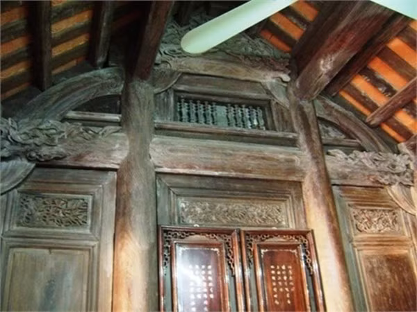 Ban đầu, ông nghĩ ngôi nhà làm bằng gỗ lim, nhưng sau khi nhóm thợ làm sạch, gỗ lộ màu hồng đặc trưng, tỏa hương thơm nhẹ, khiến ai nấy đều sửng sốt bởi đều bằng gỗ sưa. Ảnh: Internet