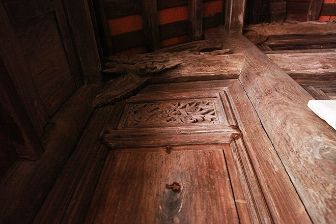 Mảng gỗ sưa đỏ lớn bên hai vách chứng tỏ được làm từ những cây gỗ sưa lớn. Ảnh: Dân Việt