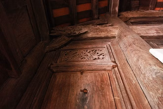 Mảng gỗ sưa đỏ lớn bên hai vách chứng tỏ được làm từ những cây gỗ sưa lớn. Ảnh: Dân Việt