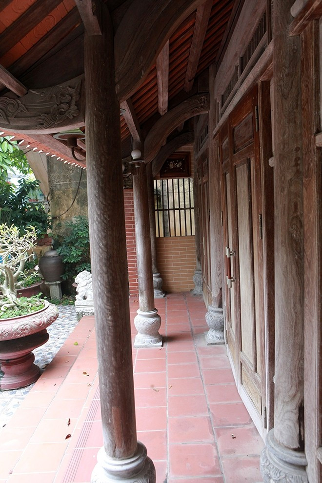 Trải qua hơn 100 năm, chân cột vẫn y nguyên, không có dấu hiệu bào mòn của thời gian. Ảnh: Dân Việt