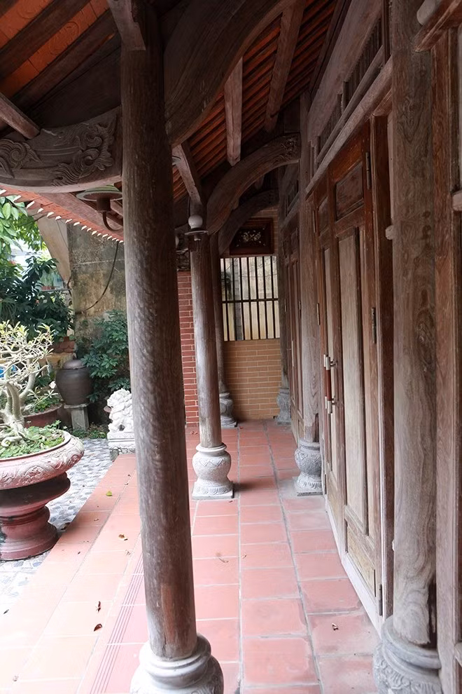 Trải qua hơn 100 năm, chân cột vẫn y nguyên, không có dấu hiệu bào mòn của thời gian. Ảnh: Dân Việt