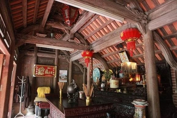 Không dấu hiệu mối mọt, không xuống cấp, từng chi tiết từ cột trụ đến hoa văn trang trí đều được làm từ gỗ sưa quý hiếm. Ảnh: Internet