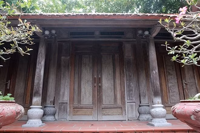 Ngôi nhà rộng khoảng 50m2, toàn bộ khung nhà hoàn toàn bằng gỗ sưa đỏ, quý hiếm. Ảnh: Dân Việt