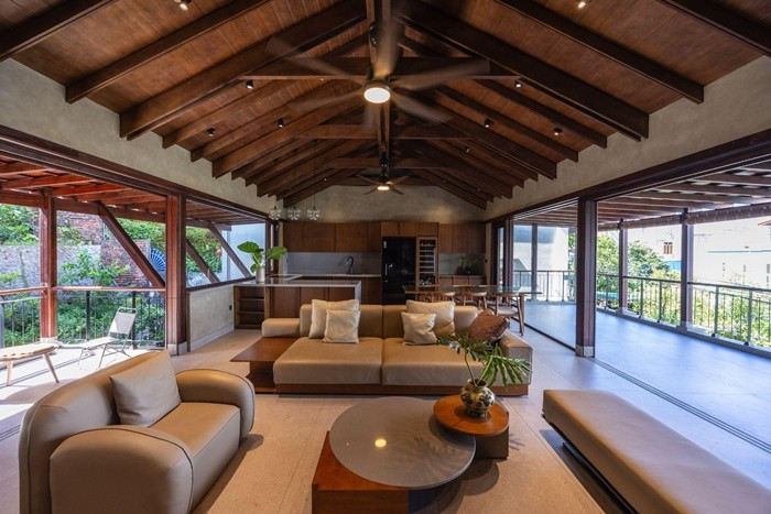 Không gian sinh hoạt chung trên tầng 2 mở rộng ra ban công lớn, đón nắng và gió. Ảnh: Trieu Chien