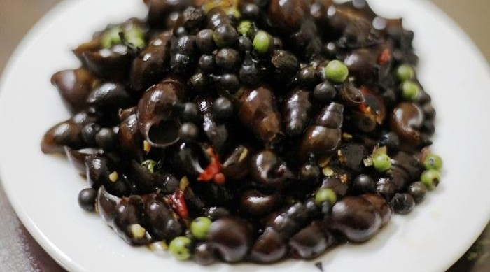 Trái sả rừng thường được giã nhỏ để kho cá, kho thịt, ướp đồ nướng hoặc trộn làm muối chấm. Ảnh: Báo Quảng Ngãi