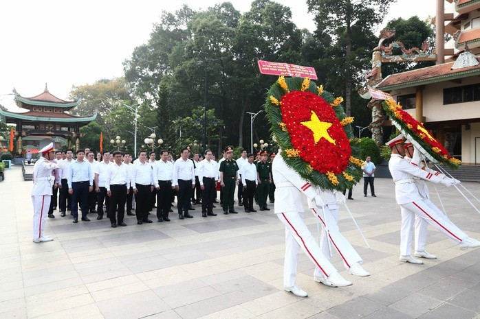 Đoàn lãnh đạo Đảng, Nhà nước và Thành ủy - HĐND - UBND - Ủy ban MTTQ Việt Nam TPHCM đến dâng hoa, dâng hương tại Đền Tưởng niệm Liệt sĩ Bến Dược, TPHCM