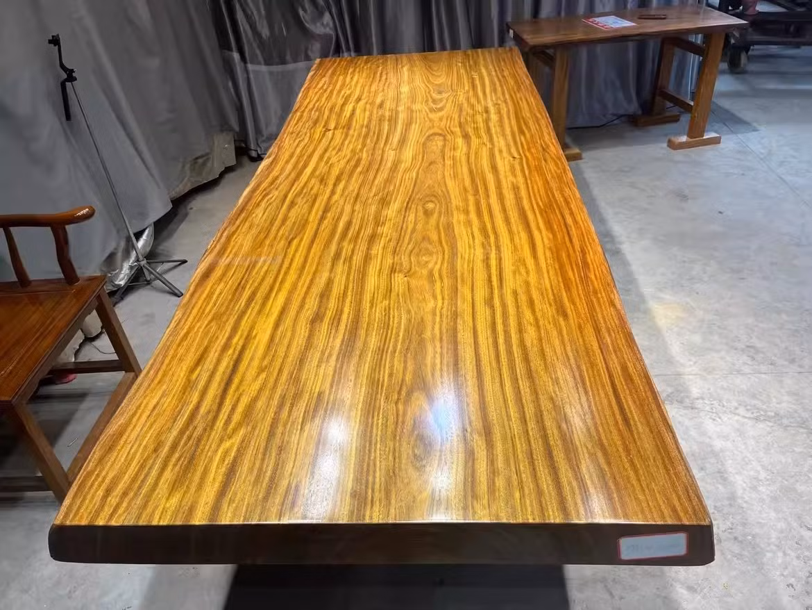 Mỗi cây nanmu vàng giống như một bức tranh cuộn tinh xảo của thời gian, các đường nét bên trong đan xen như những sợi tơ dệt từ vàng nên có tên là nanmu vàng. Ảnh: Taobao