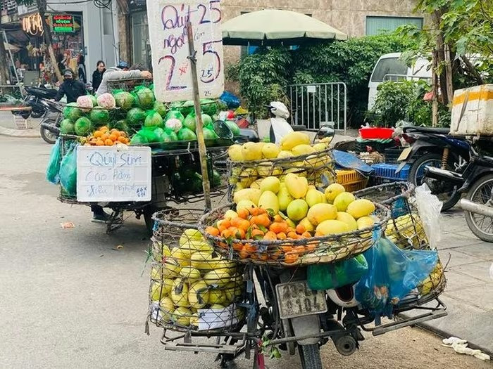 Do giá rẻ, vị ngọt đâm nên nhiều người không tiếc tiền mua số lượng lớn quýt sim về ăn dần. Ảnh: Giadinhxahoi