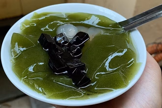 Trước đây, lá găng rụng đầy ít ai để ý nhưng giờ đây đã trở thành nguồn thu nhập đáng kể của không ít hộ dân. Lá non và lá bánh tẻ của cây găng được sử dụng để làm thạch găng. Ảnh: Internet