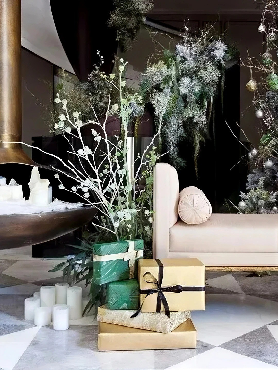 Các hộp quà Giáng sinh đầy màu sắc được xếp chồng đầy nghệ thuật. Ảnh: Weibo