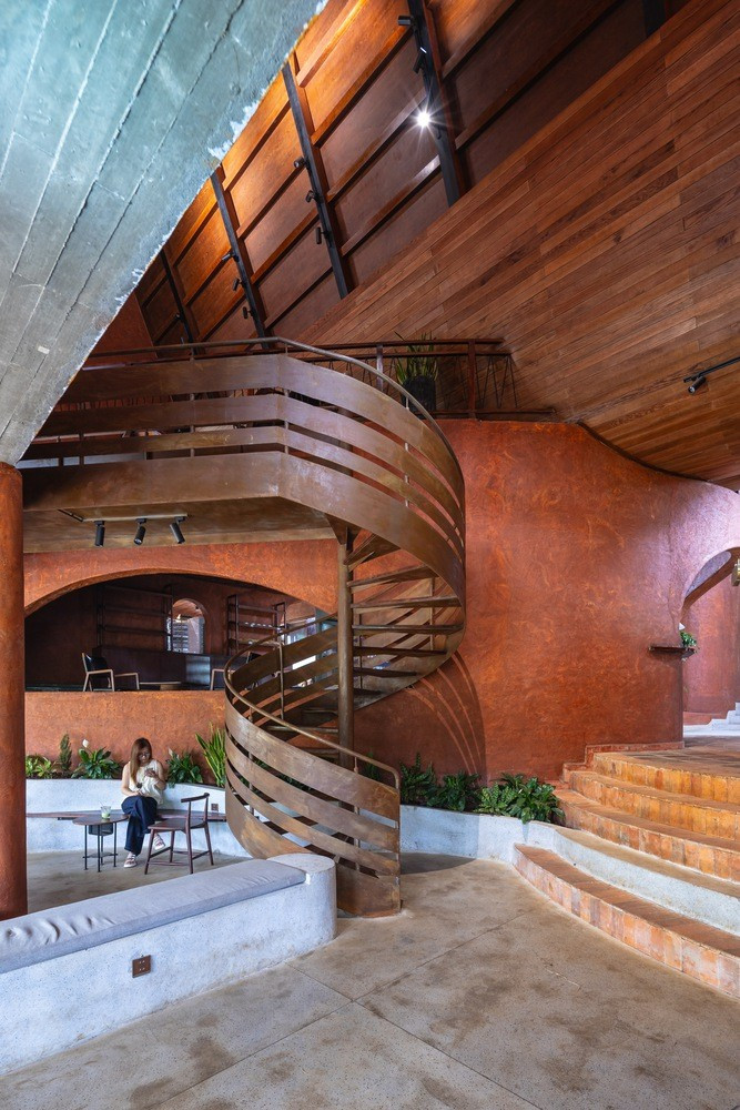 Bên dưới mái vòm, các bức tường được sắp xếp với cảm giác tự do và uyển chuyển, tách biệt khỏi mái nhà để ánh nắng và gió len lỏi qua những khoảng hở. Ảnh: Trieu Chien